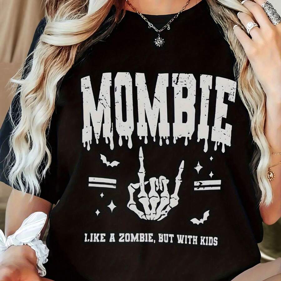 Talla Grande - Talla Grande - Una camiseta casual elegante de cuello redondo para mujer en talla grande, con un diseño de autoironía inspirado en el rock de 'MOMBIE' con una mano de esqueleto haciendo un gesto de rock, perfecta para primavera y verano - Negro - Ver 1