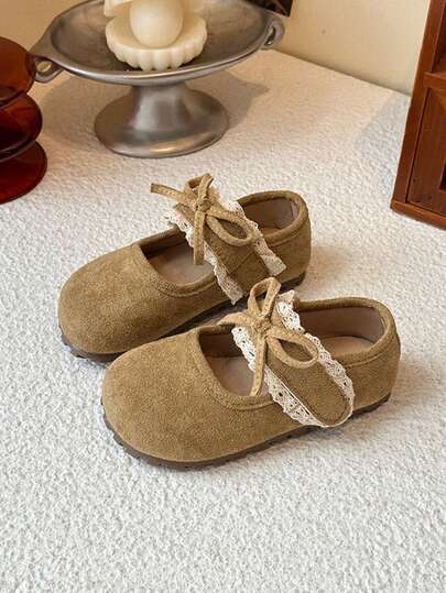 Giày công chúa phong cách retro vintage màu khaki cho bé gái 2-12 tuổi, giày Mary Jane đế mềm, chất liệu da lộn cao su, viền ren trang trí nơ, có quai, mũi tròn, chống trượt thoải mái, phù hợp mặc hàng ngày, đi học, biểu diễn, du lịch, chụp ảnh, Xuân/Hạ/Thu/Đông 2026