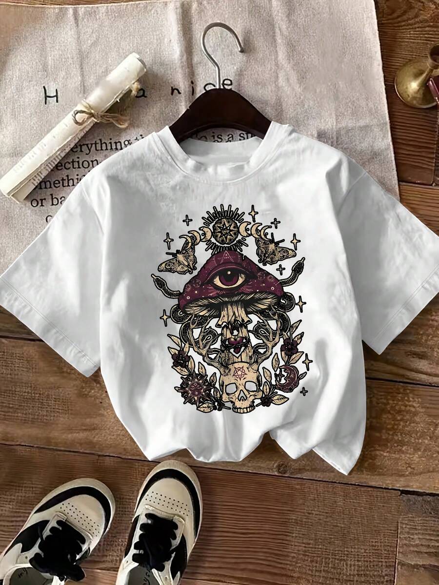 Size Plus, This T-Shirt Features A Fantastical Design Incorporating Occult Symbols, Including A Levitating Eyeball, A Flying Agaric Mushroom, An Ouroboros, A Skull, And Lunar Phases-All Surreal Elements. The Overall Visual Style Blends Dark Magic And Cosmetics. - 白色 - 查看 1