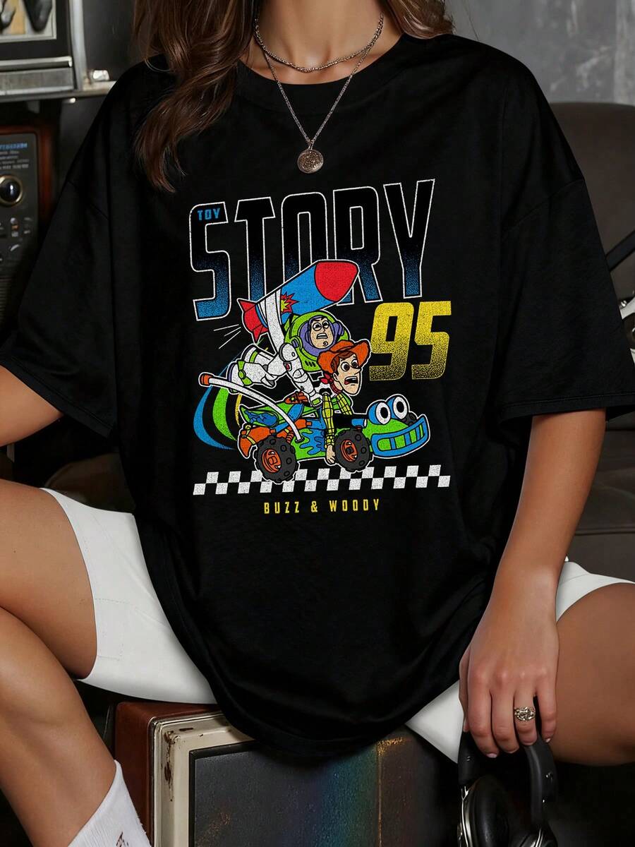 Space Character With Helmet And Colorful Suit Riding A Race Car Next To His Friend On A Background With Bright Numbers And Letters. Modern And Comfortable Women's T-Shirt For Everyday Wear - 黑色 - 查看 1
