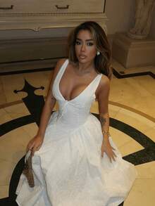 Vestido de verano de estilo francés romántico de Elio Closet para mujer, de color blanco, con bordado calado, escote en V profundo, sin mangas, cintura con lazo, fluido y elegante. Atuendo casual adecuado para salidas de verano, ceremonias de graduación, fiestas, festivales de música country, citas - Blanco - Ver 2