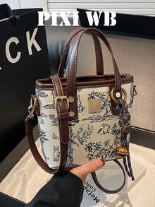 Bolsa de Mão de Lona Branca Estilosa com Estampa Preta. Apresenta uma Alça Superior com Acabamento em PU Marrom, uma Placa de Metal com Nome e um Pingente de Sino. A Alça de Ombro Destacável a Torna Perfeita para Estudantes, Professores e Mães Donas de Casa para Ir e Vir, Compras e Férias. - Branco - Visão 3