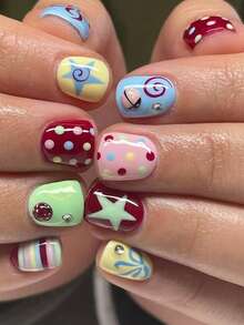Dê um toque especial ao seu visual com este kit de 24 unhas postiças curtas, quadradas e brilhantes, com cobertura total. Com estampas coloridas de pentagrama, ondas, listras e strass 3D, este design é simples, delicado e romântico, perfeito para o dia a dia. Ideal para o dia a dia. - Multicolorido - Ver 2