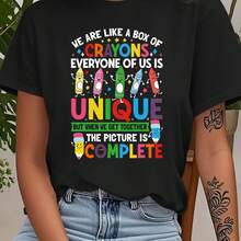 Camiseta Casual de Manga Corta para Mujer - Estampado con la frase SOMOS COMO UNA CAJA DE CRAYONES, CADA DE NOSOTROS ÚNICO, PERO CUANDO ESTAMOS JUNTOS LA PINTURA SE COMPLETA, cuello redondo, lavable aáquina, ropa casual para vacaciones de primavera/verano, top fácil de usar, camiseta con estampado divertido, corte holgado, moderna y a, camiseta estampada duradera. - Negro - Ver 1
