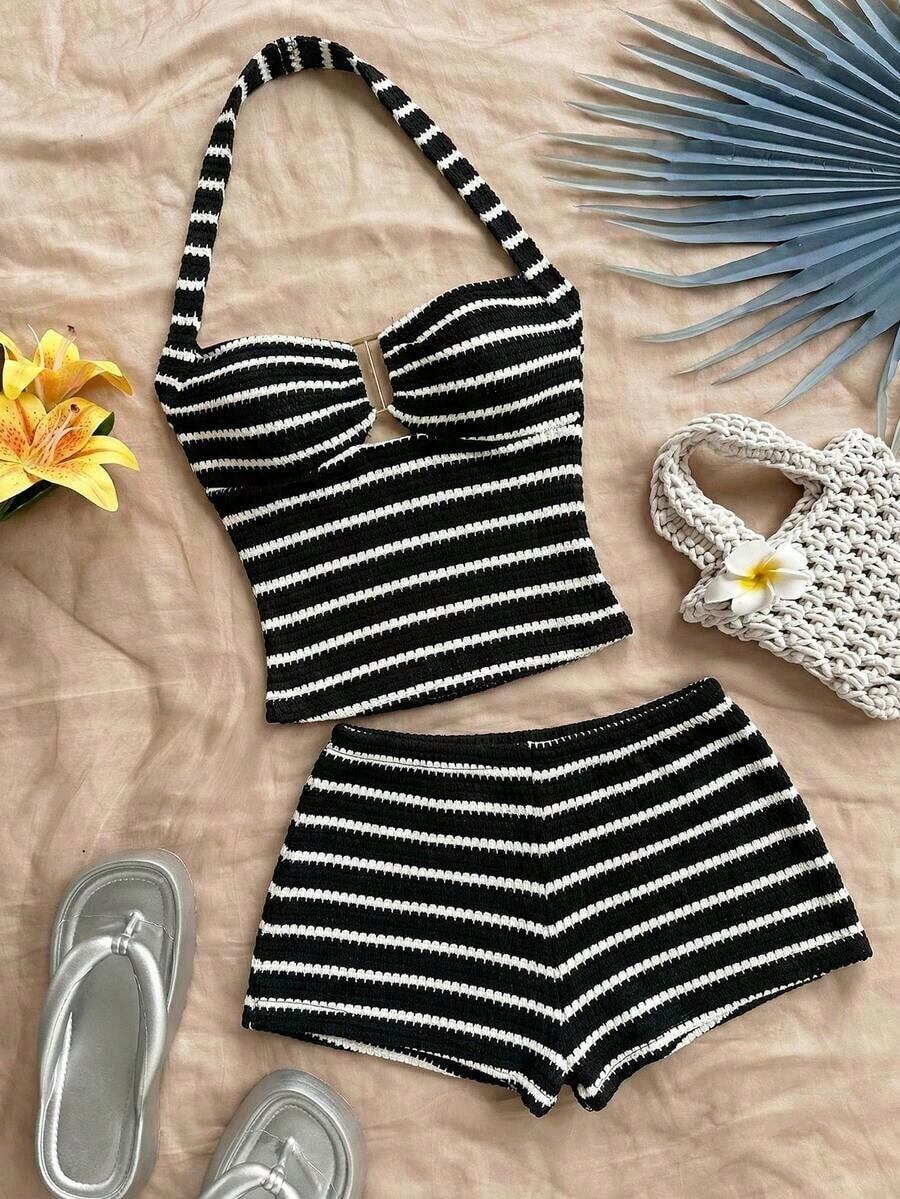 Conjunto Casual de 2 Piezas para Mujer: Top Halter a Rayas y Shorts para Vacaciones - Blanco y Negro - Ver 1