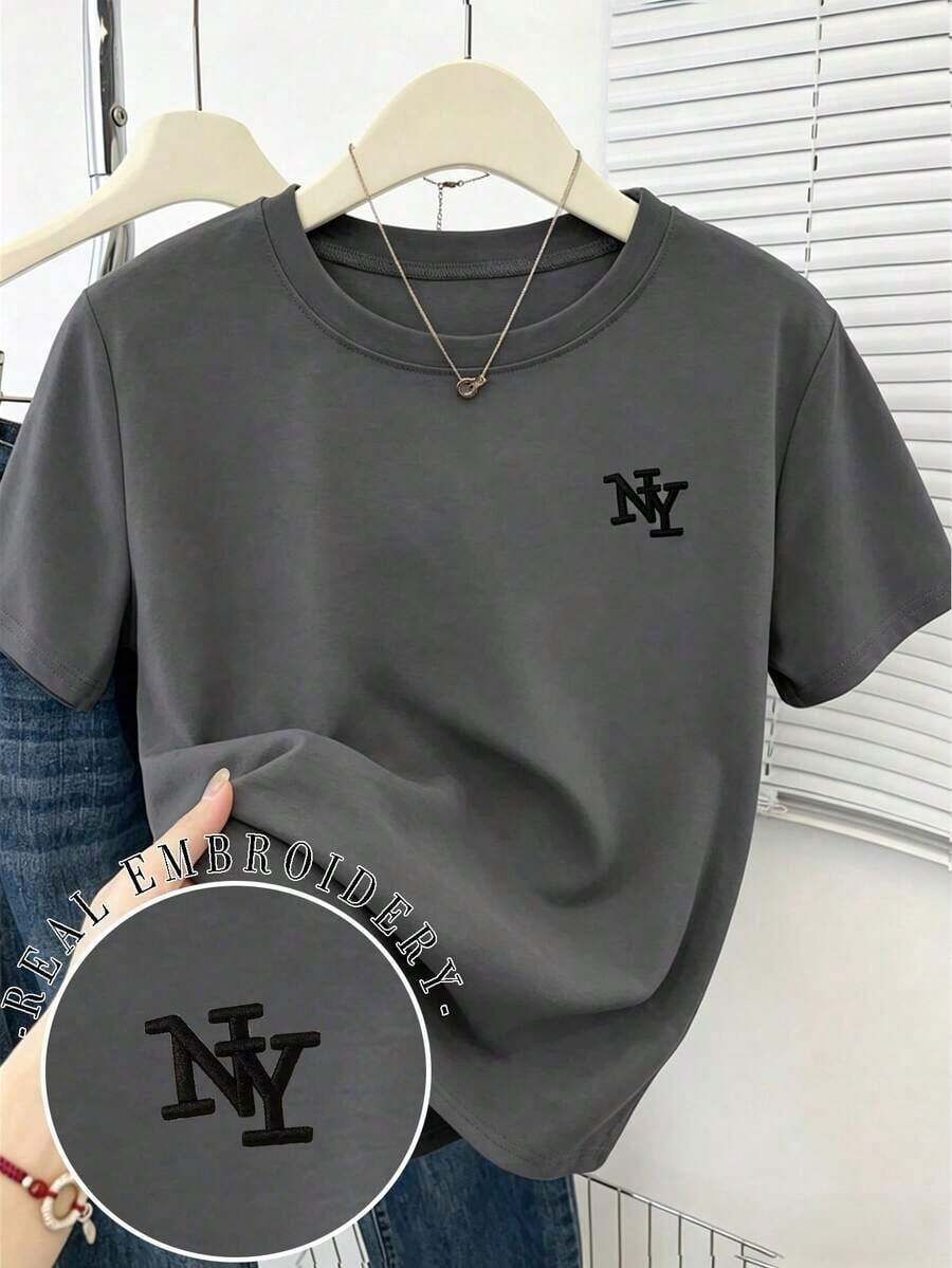 Camiseta de cuello redondo holgada con bordado de letra NY en negro, top casual de verano; Camiseta casual de manga corta gris claro, diseño elegante y cómodo, camiseta casual para exteriores - Gris Oscuro - Ver 1