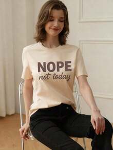 Women's Clothing. Short-Sleeved T-Shirt With A Round Neck, Casual Style, Loose Fit, With A Simple Slogan Print, New Summer Collection For Women,  Everyday Top, Suitable For Daily Wear And Vacations. Women's T-Shirt. Black - 杏色 - 查看 2