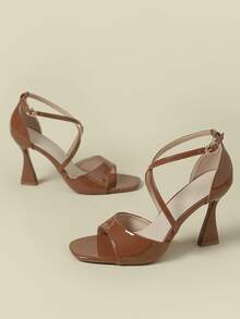 Sandálias de Salto Alto Super de 9cm, Couro Envernizado Brilhante, Decoração de Borboleta e Floral, Stilettos Elegantes de Bico Aberto, Moda Sexy, Adequado para Vestidos, Design de Luxo Leve e Versátil, Disponível em Marrom e Cores de Doce, Primavera/Outono 2026, Tamanho 3-10 - Castanho - Visão 2