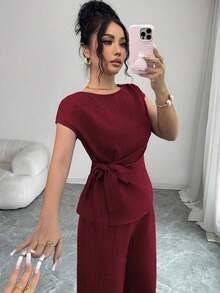 Blusa azul plisada con lazo ajustable en la cintura y pantalones anchos de tiro alto con bolsillos, conjunto elegante y casual para la oficina - Burdeos - Ver 5
