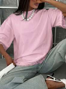 Blusa casual de mujer con cuello redondo, manga corta y holgada, con parches de encaje. Tela de punto de unicolor con empalmado de encaje, adecuada para uso diario y citas, primavera/verano en color rosa - Rosa - Ver 5