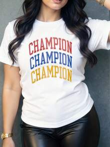 Texto con la palabra CHAMPION repetida en colores rojo azul y amarillo que simboliza fuerza superación y orgullo personal camiseta para mujer casual con mensaje motivador para uso diario - Blanco - Ver 6