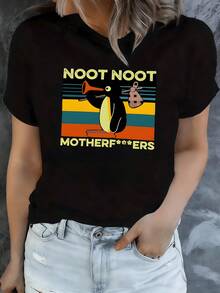 Pingüino caricaturesco con trompeta y mochila sobre franjas de colores cálidos evocando diversión retro camiseta de mujer casual para uso diario - Negro - Ver 8
