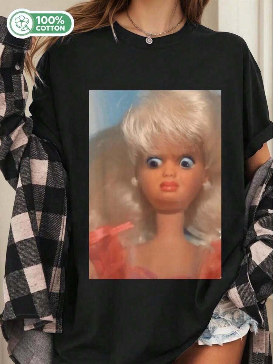 1 Funny And Quirky T-Shirt With Doll Design, Casual Style 180g, Internet Meme T-Shirt, Creative Design, Durable Print, Comfortable Fit, Funny Top, Joke Culture T-Shirt, Exclusive For Comedy Lovers, Comedy Clothing, Fashion Clothing, Playful Style, High Quality T-Shirt, Soft Material, Printed T-Shirt, Funny T-Shirt, For Lovers, Internet Humor Enthusiasts, 180g 100% Cotton. - 黑色 - 查看 1