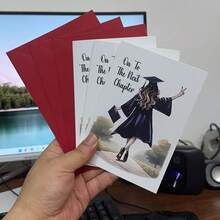 Thiệp chúc mừng chất lượng cao được làm từ giấy bìa cứng, kèm theo phong bì, có hình mũ tốt nghiệp và bằng tốt nghiệp, cùng thông điệp "Bắt đầu một chương mới", rất thích hợp để làm quà tặng cho bạn bè và gia đình. - Bộ - Xem 3