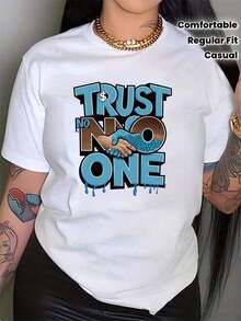 Camiseta gráfica para mujer "Trust No One" - Letras en marrón intenso con efecto DDT, estilo vintage urbano, cuello redondo y manga corta, camiseta cómoda de corte regular para uso diario, adecuada para usar en capas en primavera y otoño para crear un estilo único. - Blanco - Ver 6