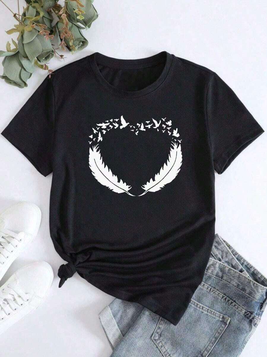 Camiseta de manga corta con cuello redondo para mujer, estampada con un diseño de corazón de plumas, sencilla y elegante. - Negro - Ver 1