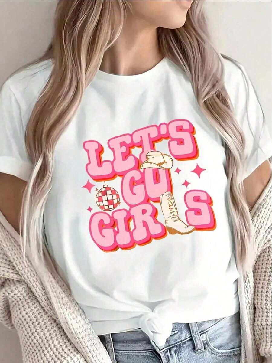 Esta camiseta de manga corta 100% algodón presenta un estampado 'Let'S Go', ideal para salidas informales, fiestas, cenas o para relajarse en casa. Diseñada para ser ligera y duradera, con un estampado rosa y blanco, esta camiseta unisex de estilo callejero vintage, de manga corta, cuello redondo y corte holgado, está confeccionada en algodón. - Blanco - Ver 1
