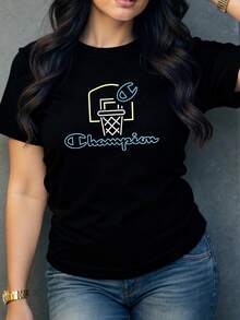 Gráfico de aro de baloncesto con balón entrando y palabra Champion en luces de neón que simboliza energía y triunfo camiseta para mujer moderna y cómoda - Negro - Ver 6