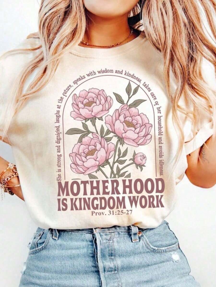 Camiseta Retro 100% Algodón con la Frase "La Maternidad es Trabajo de Reino", Camiseta para el Día de la Madre, Regalo para Mamá Cristiana, Camiseta Religiosa Boho con Estampado Floral Bíblico, Camiseta "Vida de Mamá" - Estilo - Ver 1