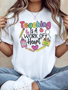 "Teaching Is A Job Of The Heart" Is A Casual Short-Sleeved Crew Neck T-Shirt For Women, Featuring A Stationery Print That Evokes Professionalism And Thoughtfulness, Suitable For Everyday Wear, Daily Outings, And As A Holiday Gift. - 白色 - 查看 1