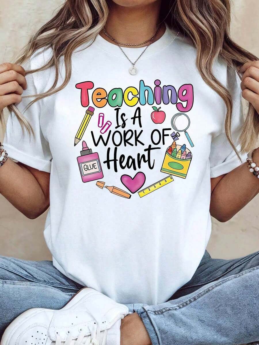 "Teaching Is A Job Of The Heart" Is A Casual Short-Sleeved Crew Neck T-Shirt For Women, Featuring A Stationery Print That Evokes Professionalism And Thoughtfulness, Suitable For Everyday Wear, Daily Outings, And As A Holiday Gift. - 白色 - 查看 1