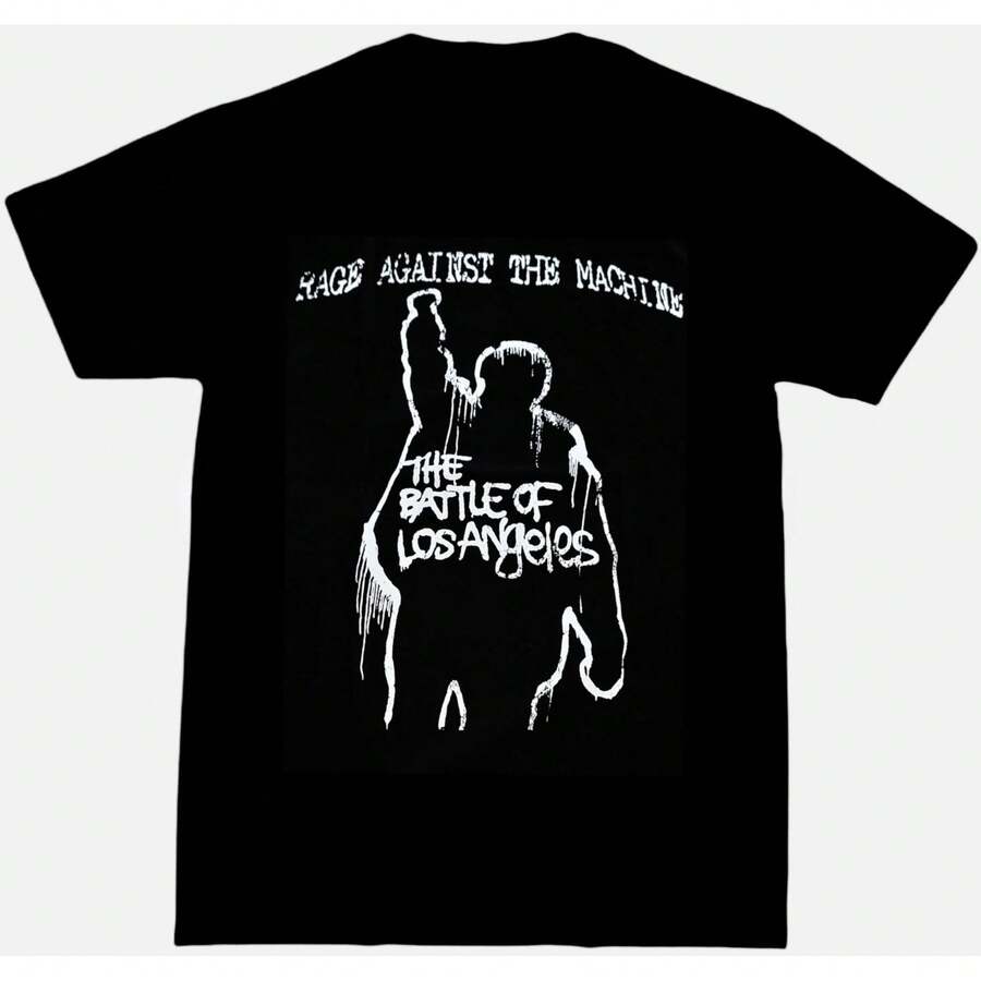 Camiseta adulta com estampa serigráfica "Rage Against The Machine - The Battle Of Los Angeles". Disponível nos tamanhos P ao 3XG. Camiseta unissex de manga curta, camisetas divertidas, camisetas de bandas. - Preto - Ver 1