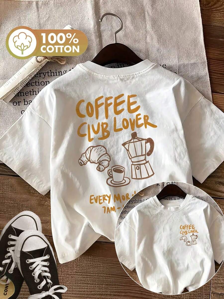 Sommartopp för kvinnor med dubbelsidigt tryck, med handritade motiv av en kaffekanna och en croissant, med inskriptionen "COFFEE CLUB LOVER EVERY MORNING" på en rundringad kortärmad T-shirt. - Vitt - Visa 1