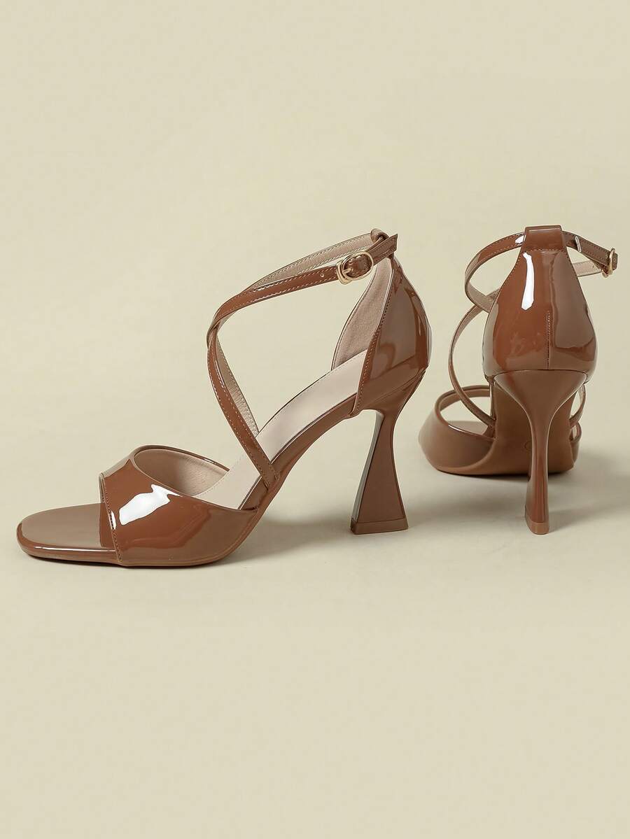 Sandálias de Salto Alto Super de 9cm, Couro Envernizado Brilhante, Decoração de Borboleta e Floral, Stilettos Elegantes de Bico Aberto, Moda Sexy, Adequado para Vestidos, Design de Luxo Leve e Versátil, Disponível em Marrom e Cores de Doce, Primavera/Outono 2026, Tamanho 3-10 - Castanho - Visão 1