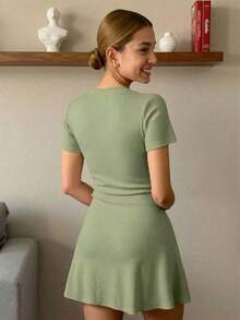 Vestido corto con cuello en V, botones delanteros y mangas cortas en estilo francés y silueta evasé - Verde - Ver 2