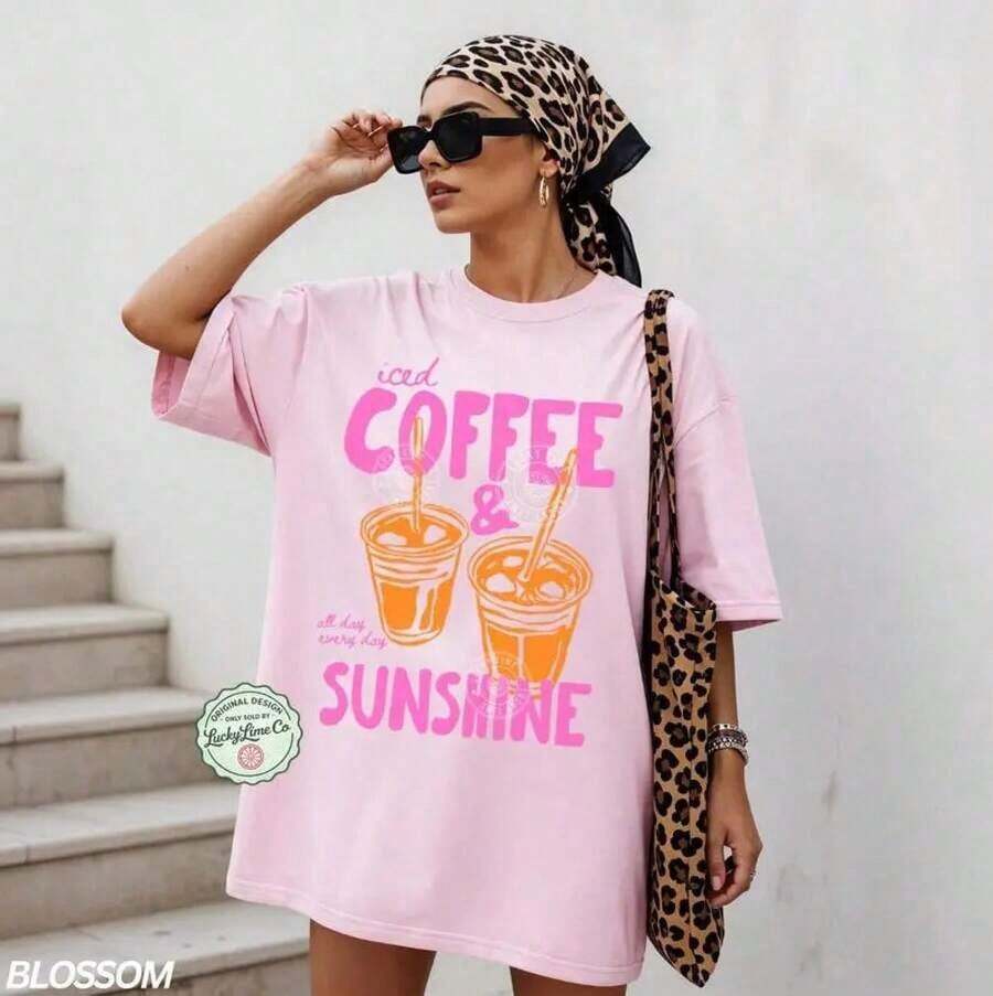 Camiseta 100% Algodón con Estampado de Café Helado y Sol, Camiseta de Café Helado, Regalos para Amantes del Café, Camiseta de Verano, Camiseta con Estilo Veraniego - Ropa Diaria Unisex para Mujer y Hombre para el Campus - Rosa - Ver 1