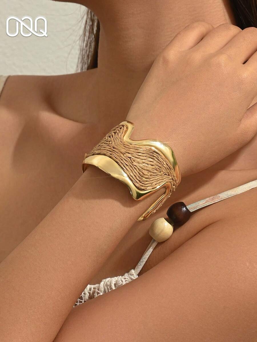 OOQ 1pc Minimalist Gold-Rimmed V-Shaped Woven Raffia Bracelet, Fashion Personalized Design Elegant Open Adjustable Size Bangle, Suitable For Holidays, Parties, Beach, Music Festivals, Galas (Handmade Raffia Weaving, Random Direction And Shape) - Khaki - View 1