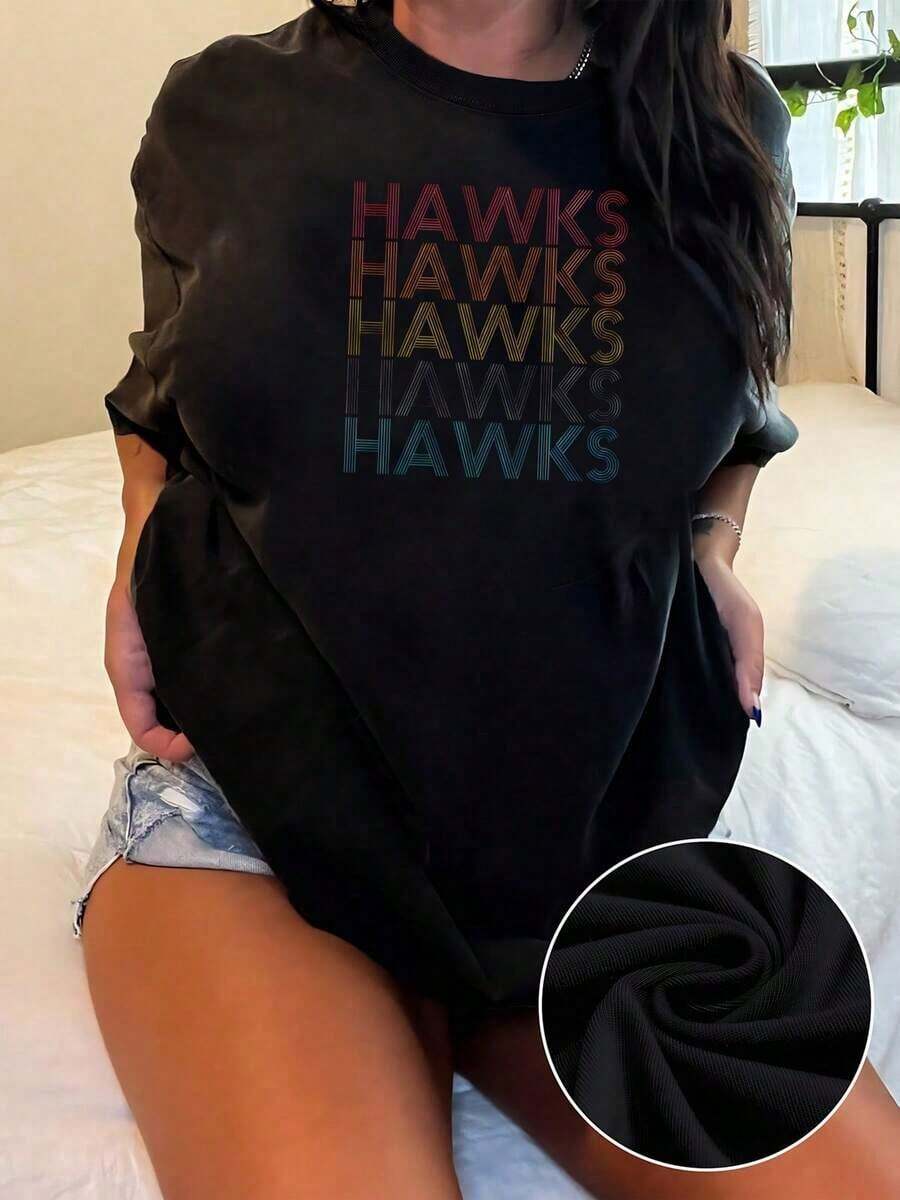 The Image Shows The Word HAWKS Repeated In Colored Lines That Symbolize Energy, Freedom, And Strength With A Modern Style That Conveys Movement And Confidence. Women's T-Shirts, 100% Cotton, Soft, Comfortable, Casual Everyday Style, 184g - 黑色 - 查看 1