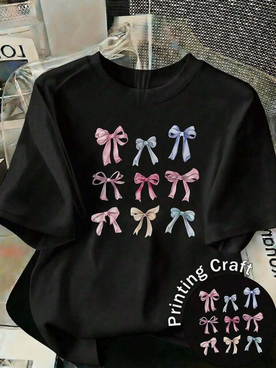Camiseta suave 100% algodón, informal para mujer, de cuello redondo y manga corta, con un encantador estampado de lazo, corte regular, transpirable, combina con todo, fresca y moderna. - Negro - Ver 1