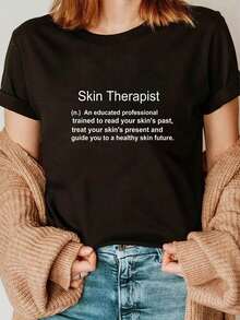 Soft Touch Skin Therapist Beautician define la "Camiseta de manga corta con cuello redondo para mujer, con estampado de letras negras con un toque de humor, suave y cómoda para el verano." - Negro - Ver 7