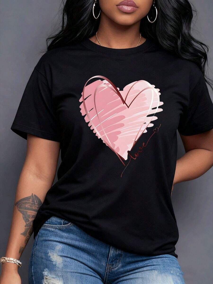 A Pink Heart With Subtle Shimmer And Hand-Drawn Lines Next To The Elegantly Written 'love'. It Symbolizes Affection, Tenderness, And Pure Love, Ideal For Expressing Positive Emotions At Any Time. Women's T-Shirt, 100% Cotton, Maija Women's Curvy Style. - 黑色 - 查看 1