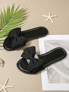 Damen-Sandalen mit weiter Passform, flach, mit Schleifendekor, neuer Sommerstil, bequeme Slip-On-Slides für Strand und Urlaub, rutschfest, leicht, weiche Sohle, offene Zehenpartie, große Größen - Schwarz - Übersicht 5