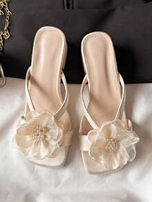 Sandalias de verano 2025 con flor de perla y tacón grueso francés, de un solo correa, de punta abierta, versátiles, de tacón medio para mujeres - Beis - Ver 2