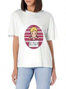 Una chica sosteniendo un cartel que dice: "No crezcas, es una trampa". Camiseta de manga corta de corte ajustado para mujer, de algodón suave, cuello redondo, básica y versátil - Estilo callejero vintage. Camiseta unisex de manga corta y cuello redondo de algodón suelto, 100% algodón puro. - Blanco - Ver 6