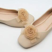 2pcs Champagne Organza Rose Shoe Clips, Made Of Lightweight And Transparent Mesh Material, Handcrafted 3D Rose Design With A Hazy And Elegant Touch, Suitable For Most Sandals And Heels. Detachable Design For Easy Installation, Adding A French Vibe To Your Daily Commute And Date Outfits. - Champagne - View 7
