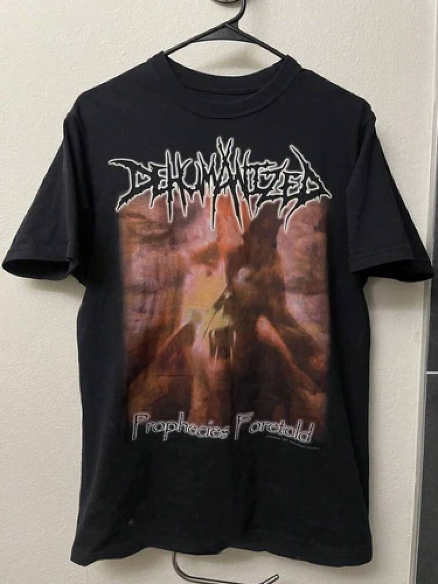 Unisex T-shirt Dehumanized Foretold Album T-shirt, storlek S-5XL, herr-t-shirts, herrkläder, herrset, herr-t-shirt, herrartiklar, vardagsklänningar för kvinnor, damset, eleganta blusar, dam-t-shirts, damklänning - Svart - Visa 1