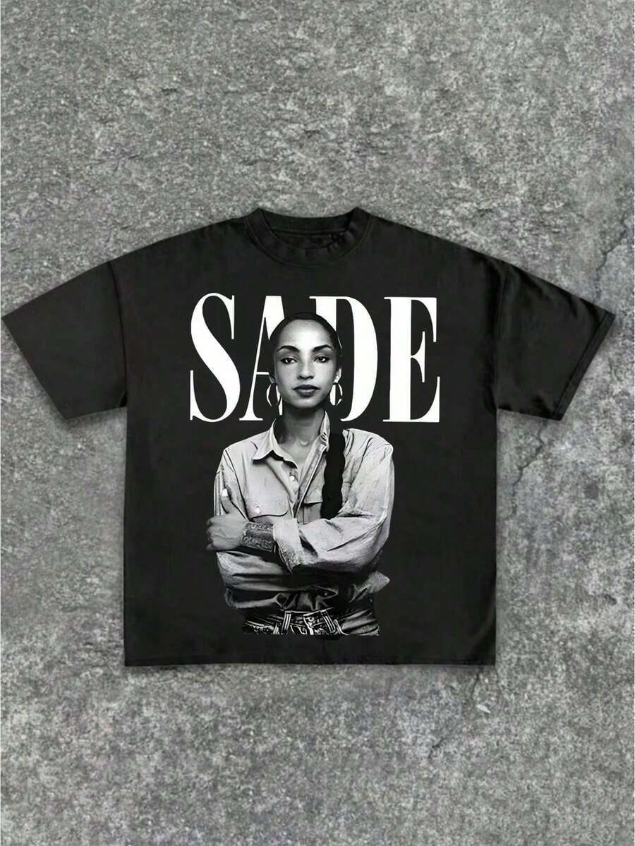 Camiseta Casual Unisex con Estampado de Retrato Temático de Sade, Manga Corta, Algodón Puro, 220 g/m² - Negro - Ver 1