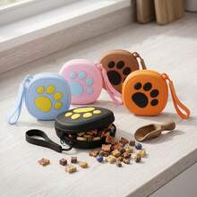 Bolsa de Treinamento de Silicone com Estampa de Pata Fofa, Bolsa Quadrada Portátil para Petiscos de Cachorro com Estampa de Pata Adorável, Operação com Uma Mão Fechamento Automático Bolsa de Recompensa de Silicone, Bolsa de Armazenamento de Alimentos para Animais de Estimação Leve, Impermeável e Durável, Fácil de Limpar, Tamanho Compacto Adequado para Caminhadas, Trilhas, Treinamento de Obediência ao Ar Livre, Ideal para Cães e Filhotes Pequenos e Médios, Bolsa de Treinamento de Animais de Estimação na Moda, Resistente ao Desgaste e Reutilizável, Acessório Essencial para Passeio Diário e Treinamento de Animais de Estimação - Multicolorido - Visão 1