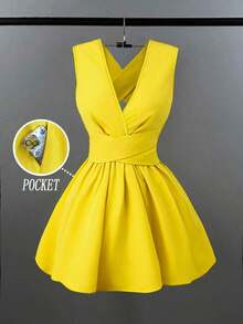 Vestido mini elegante y sexy para invitada de boda con cuello en V cruzado, sin mangas y corte evasé, diseño versátil para conciertos, playa, fiestas, primavera/verano, con bolsillos, vestido de noche con espalda descubierta de color amarillo mantequilla - Amarillo - Ver 1