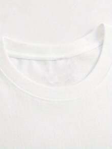 Esta camiseta gráfica para mujer presenta un diseño que dice "Tocó mi agua". Es una camiseta blanca elegante que ofrece un ajuste regular, asegurando la comodidad para el uso diario. Con un ambiente relajado y urbano, es ideal tanto para salidas diarias como de fin de semana.Comfortable, versatile short-sleeved top. - Blanco - Ver 4