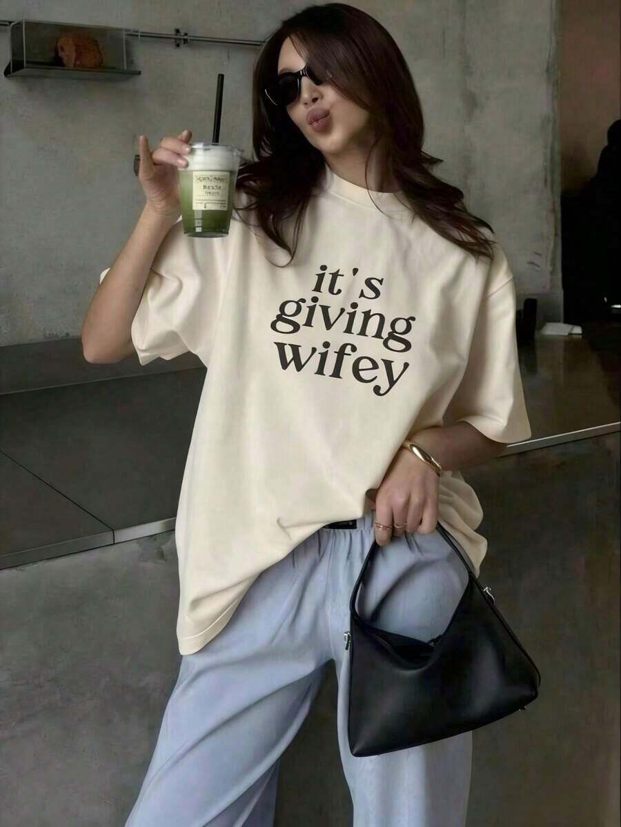 Camiseta 'Es la futura esposa' - Camiseta para futura novia, camiseta para recién casados, regalo de compromiso personalizado, atuendo para luna de miel, camiseta para el día de la boda, 'Wifey Vibes', novia, camiseta de algodón 100% de manga corta, estilo clásico, de algodón grueso, con estampado gráfico, top casual de manga corta para mujer, ropa de calor para mujer, blusas de mujer, tallas S-3XL. - Albaricoque - Ver 1