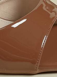 Sandálias de Salto Alto Super de 9cm, Couro Envernizado Brilhante, Decoração de Borboleta e Floral, Stilettos Elegantes de Bico Aberto, Moda Sexy, Adequado para Vestidos, Design de Luxo Leve e Versátil, Disponível em Marrom e Cores de Doce, Primavera/Outono 2026, Tamanho 3-10 - Castanho - Visão 7