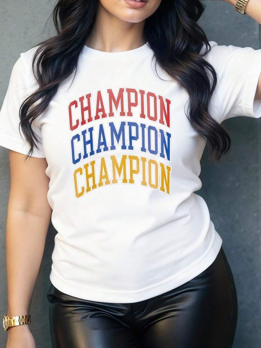 Texto con la palabra CHAMPION repetida en colores rojo azul y amarillo que simboliza fuerza superación y orgullo personal camiseta para mujer casual con mensaje motivador para uso diario - Blanco - Ver 1