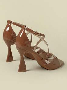 Sandálias de Salto Alto Super de 9cm, Couro Envernizado Brilhante, Decoração de Borboleta e Floral, Stilettos Elegantes de Bico Aberto, Moda Sexy, Adequado para Vestidos, Design de Luxo Leve e Versátil, Disponível em Marrom e Cores de Doce, Primavera/Outono 2026, Tamanho 3-10 - Castanho - Visão 4
