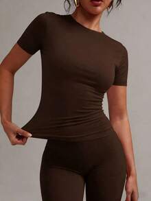 Camiseta básica de manga corta, cuello redondo, unicolor, ajustada y casual para mujer, verano, modelo 2025 - Marron oscuro - Ver 1