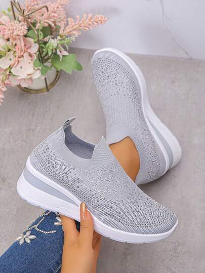 Giày thể thao đế dày chunky mới mùa xuân 2026 dành cho nữ, đa năng, chống trượt, thoải mái, đế mềm, giày chạy bộ thường ngày, giày thể thao retro màu bạc; Giày thể thao thường ngày thoáng khí, nhẹ, đế dày, đa năng, tăng chiều cao, lưới thoáng khí, màu trơn mới mùa xuân 2026 dành cho nữ, giày thể thao thường ngày đế dày buộc dây, đế mềm.